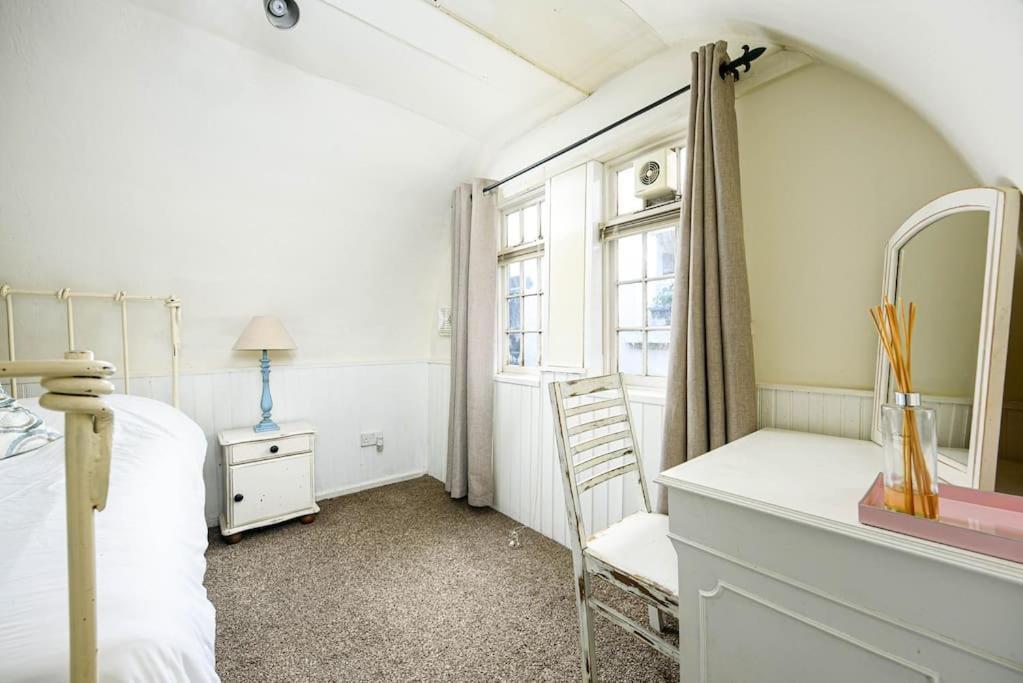 Unique 1 Bedroom Apartment-Бат Екстер'єр фото